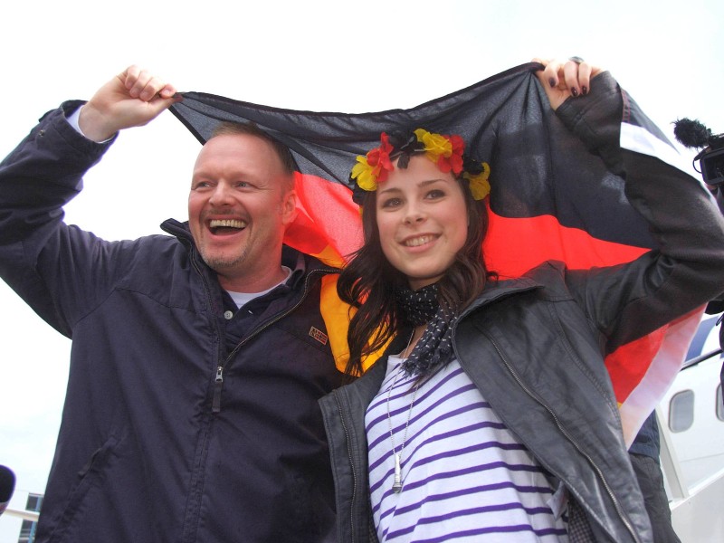 Es hat geklappt: 2010 freut sich Stefan Raab mit der Siegerin des Eurovision Song Contests, Lena. Beim Empfang am Flughafen Hannover lassen sich die beiden feiern.
