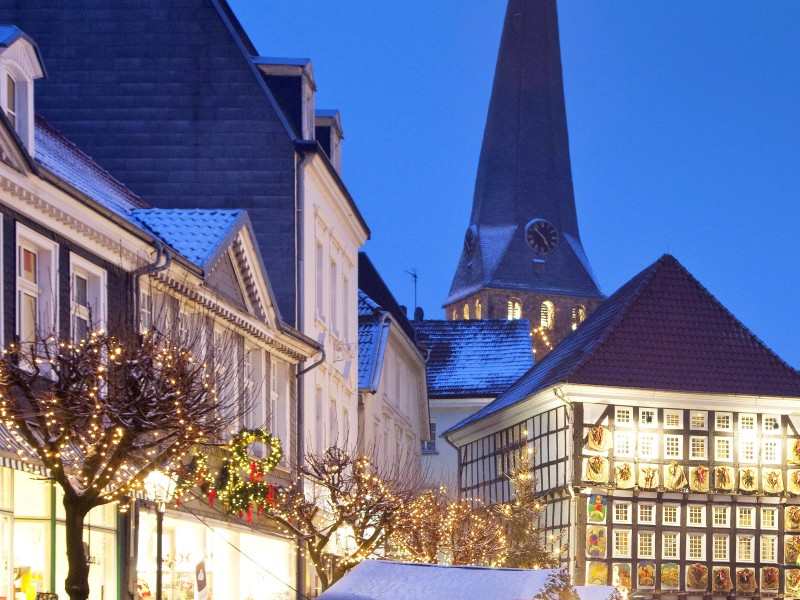 Nicht ganz so hoch hinaus , dafür aber umso malerischer, präsentierte sich das alte Rathaus auf dem Weihnachtsmarkt in der Hattinger Altstadt in Nordrhein-Westfalen.