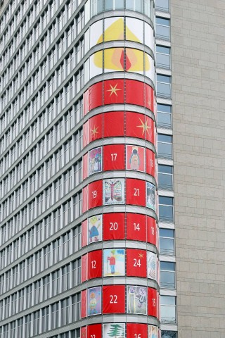 Adventstürchen in Hochkant: Der Lighttower, ein modernes Bürohochhaus in Frankfurt am Main, konnte sich bereits rühmen, Frankfurts größter Adventskalender zu sein.