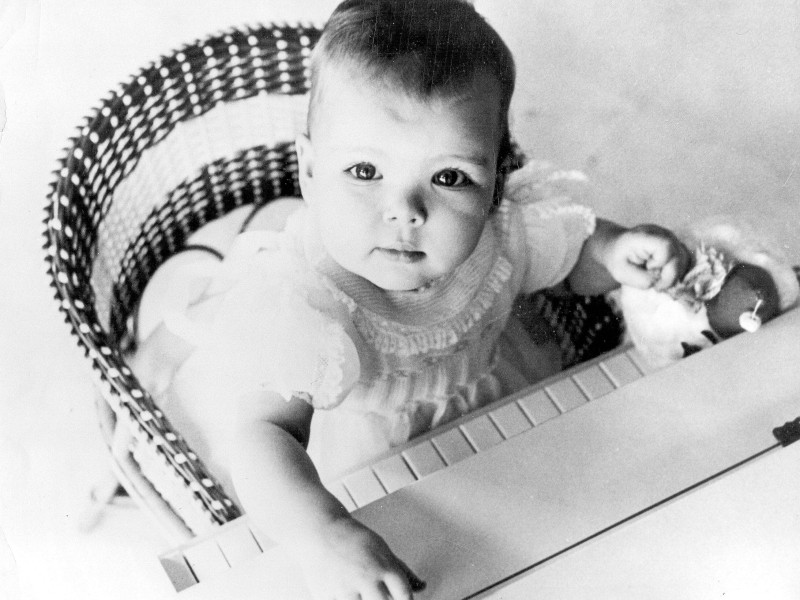 Geboren wurde die Tochter von Fürst Rainier III. und Fürstin Gracia Patricia als Caroline Louise Marguerie Grimaldi am 23. Januar 1957 in Monaco. Diese Aufnahme zeigt die kleine Prinzessin an ihrem ersten Geburtstag an einem kleinen Keyboard. 