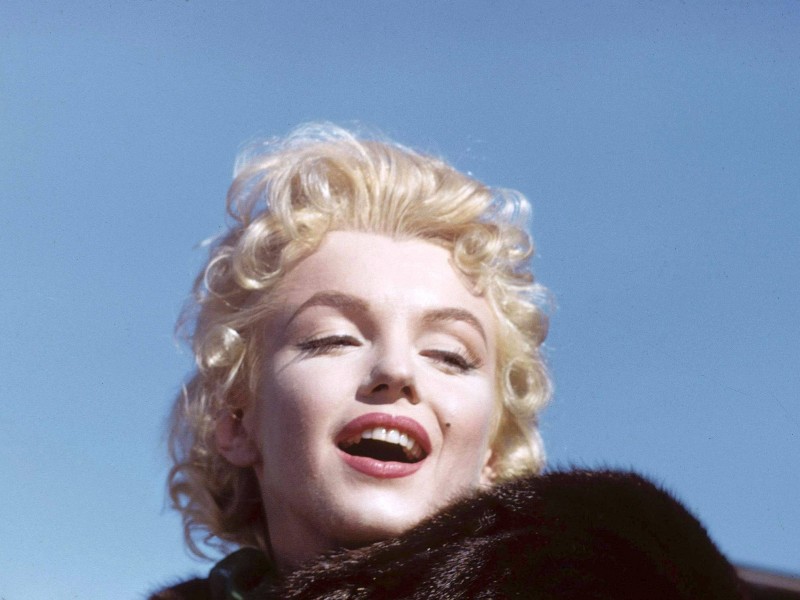 Hollywood-Ikone Marilyn Monroe war in ihrer Jugend ausgesprochen schüchtern. Marilyns erotische Sprechweise mit den weggehauchten Vokalen soll das Ergebnis eines intensiven Trainings zur Überwindung ihres Stotterns gewesen sein.