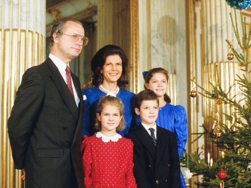 Sechs Jahre später posiert Victoria mit ihrer Familie neben dem königlich-geschmückten Weihnachtsbaum.