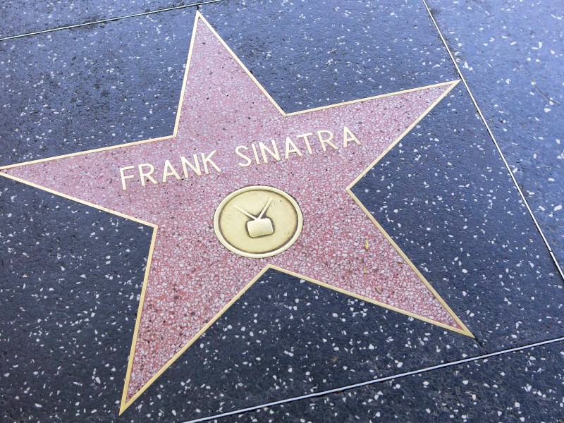 Die letzten Lebensjahre verbrachte Frank Sinatra zurückgezogen in seinem Anwesen in Beverly Hills. Dort starb er am 14. Mai 1998 nach einem Herzinfarkt. Das Empire State Building in New York City wurde in Anspielung auf seinen Spitznamen „Ol’ Blue Eyes“ drei Tage lang in blaues Licht getaucht. 
