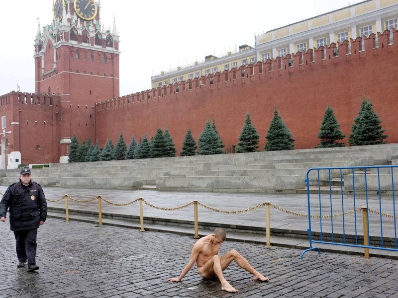 Spektakulär auch seine Aktion in Moskau. Auf dem Roten Platz nagelte der Kreml-Kritiker seinen Hoden auf den Boden fest.