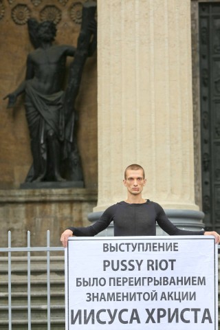 Mit der Aktion vor der russischen Kasaner Kathedrale in Sankt Petersburg unterstützte er die damals inhaftierte Punkband Pussy Riot.