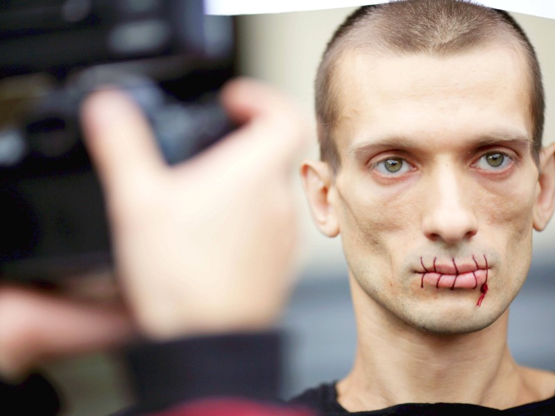 Radikaler geht es bei Pjotr Pawlenski zu. Der russische Performance-Künstler nähte sich 2012 den Mund zu. 