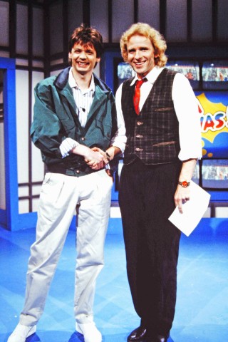 Immer wieder traf Jauch auf seinen ehemaligen Radio-Kollegen Thomas Gottschalk – hier im Jahr 1987 in Gottschalks Show „Na sowas“. Von 1987 bis 1989 gab es die Sendung „Na siehste!“, die als Nachfolger der Gottschalk-Show konzipiert war und von Jauch moderiert wurde. 