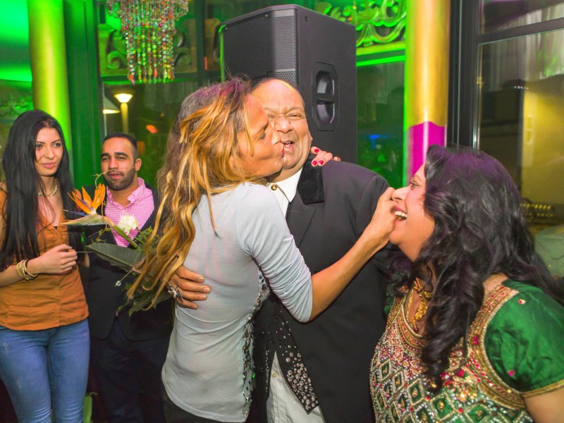 Die Wirte Mike Washington und Sonja Singh feiern mit Naddel 2013 eine Party im Hamburger Promi-Restaurant „Shalimar“. Zu dieser Zeit gab es schon immer wieder Gerüchte um gesundheitliche Probleme bei der Bohlen-Ex. Alkohol- und Geldprobleme wurden ihr nachgesagt.