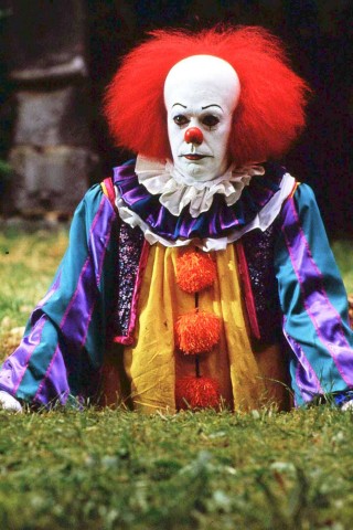 „Es“: Die Fernseh-Verfilmung des Horror-Romans von Stephen King stammt aus dem Jahr 1990. Der britische Schauspieler Tim Curry verkörperte den Clown des Grauens Pennywise und terrorisierte eine Kleinstadt. 