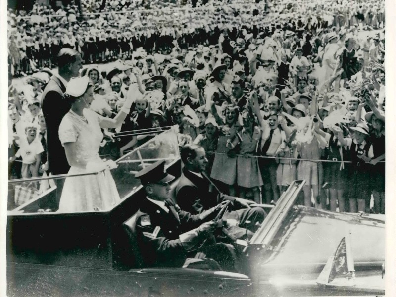 Allein in den ersten zwölf Monaten nach Thronbesteigung brachte es Queen Elizabeth II. auf rund 65.000 bereiste Kilometer. Während ihrer sechsmonatigen Commonwealth-Reise 1953/54 besuchte sie mit Prinz Philip zwölf Länder. Auf dem Foto sind sie in Sydney zu sehen. 