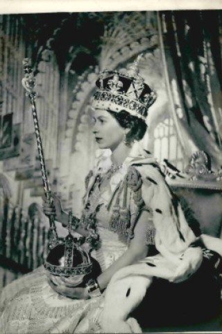 Nach dem Tod von Georg VI. bestieg Elizabeth am 6. Februar 1952 mit nur 25 Jahren den Thron. Ihre Krönung fand am 2. Juni 1953 in der Westminster Abbey statt. Es war die erste Krönung, die live im Fernsehen übertragen wurde – gegen den Willen des damaligen Premierministers Winston Churchill. Doch die Übertragung wurde ein voller Erfolg. Der Absatz von Fernsehgeräten stieg vor dem Ereignis rapide an.