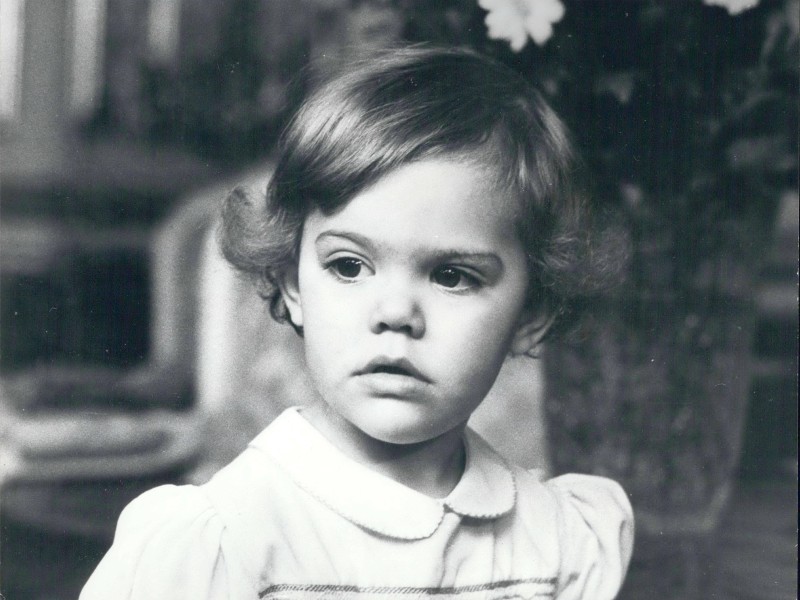 Sie ist das älteste Kind von König Carl XVI. Gustaf und Königin Silvia von Schweden: Kronprinzessin Victoria von Schweden aus dem Hause Bernadotte. Diese Aufnahme zeigt sie als Zweijährige im Jahre 1979. Wir zeigen weitere Fotos aus dem Leben der Thronfolgerin. 