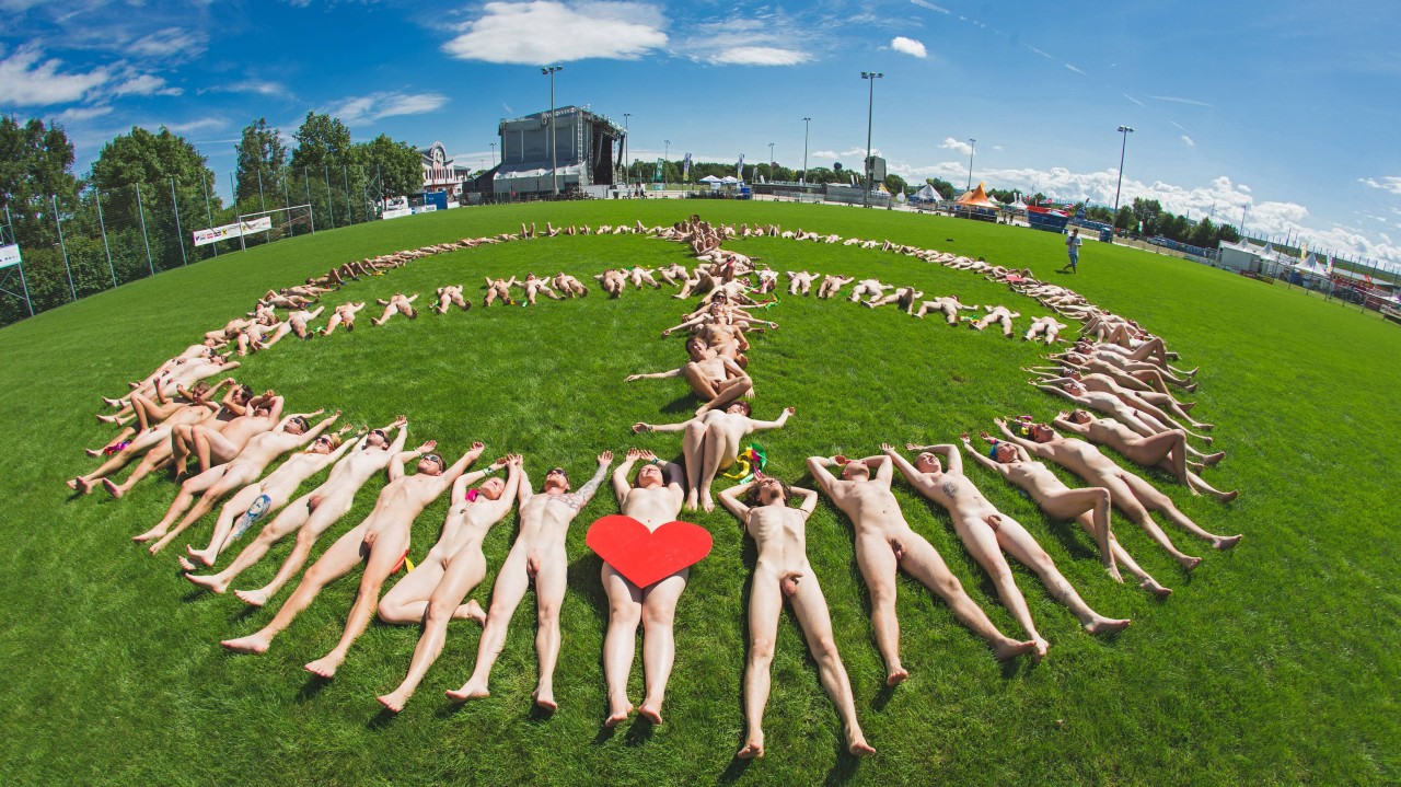 Ein riesiges Peace-Zeichen aus Menschenkörpern: Festivalbesucher des Frequency-Festivals 2014.