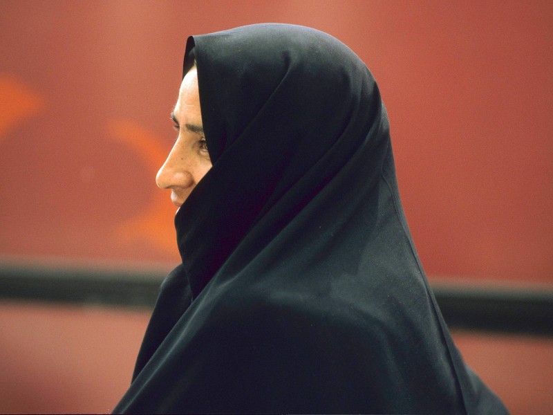 Vor der islamischen Revolution galt im Iran noch eine Pflicht zum Tragen des Tschadors. Seitdem verbreiten sich aber zunehmend auch einfache Kopftücher. 