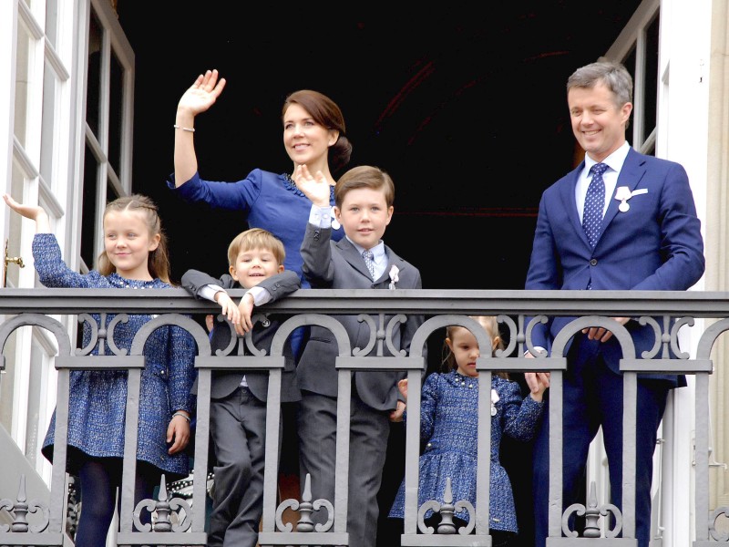 Kronprinz Frederik und Kronprinzessin Mary von Dänemark mit ihren Kindern Prinz Christian (Mitte), Prinzessin Isabella (l.), Prinz Vincent und Prinzessin Josephine . 