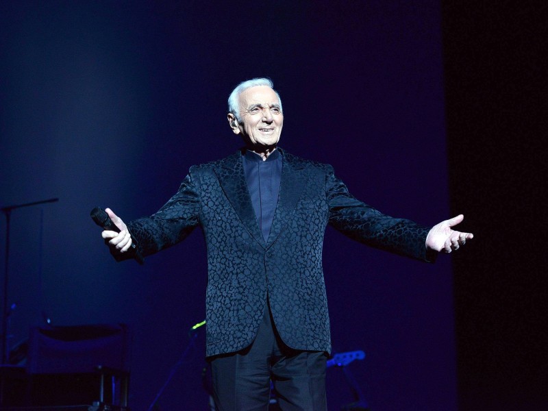 Aznavour auf der Bühne im Jahr 2015.