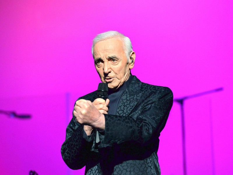 Aznavour hat in seiner mehr als 70 Jahre langen Karriere mehr als 700 Chansons komponiert, noch mehr selbst interpretiert und als Schauspieler in rund 70 Filmen mitgewirkt. Wir zeigen Fotos des großen französischen Chansonniers. 