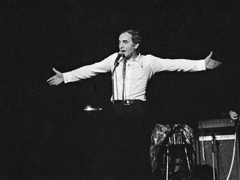 Aznavour schrieb mehr als 1200 Titel, er hat Hunderte davon im Repertoire, Dutzende wurden Hits. Diese Live-Aufnahme stammt aus dem Jahr 1979.