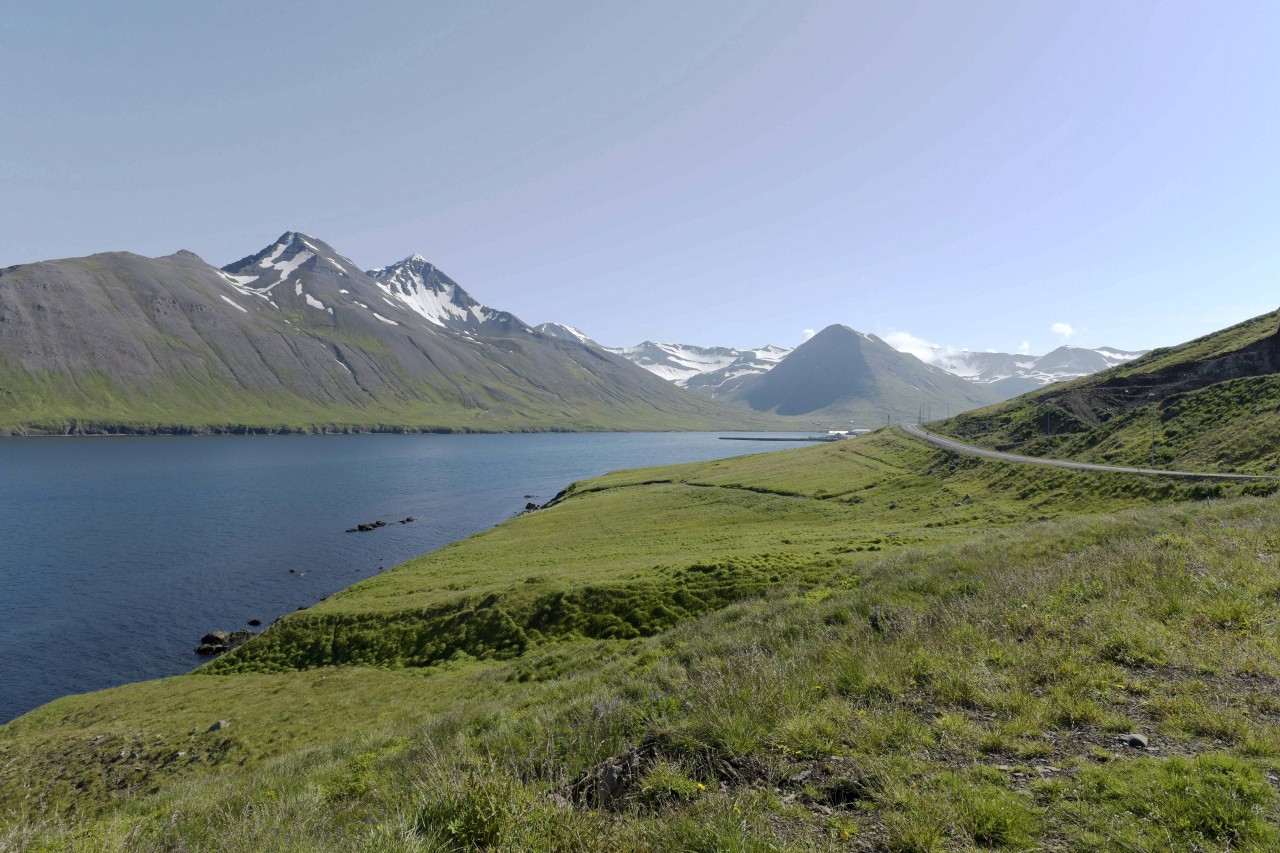 Blick auf den Siglufjörður: In dem gleichnamigen Ort im Norden Irlands haben Bauarbeiter im vergangenen Jahr einen Felsen mit Erde verschüttet, der als Heimatort für Elfen gilt.