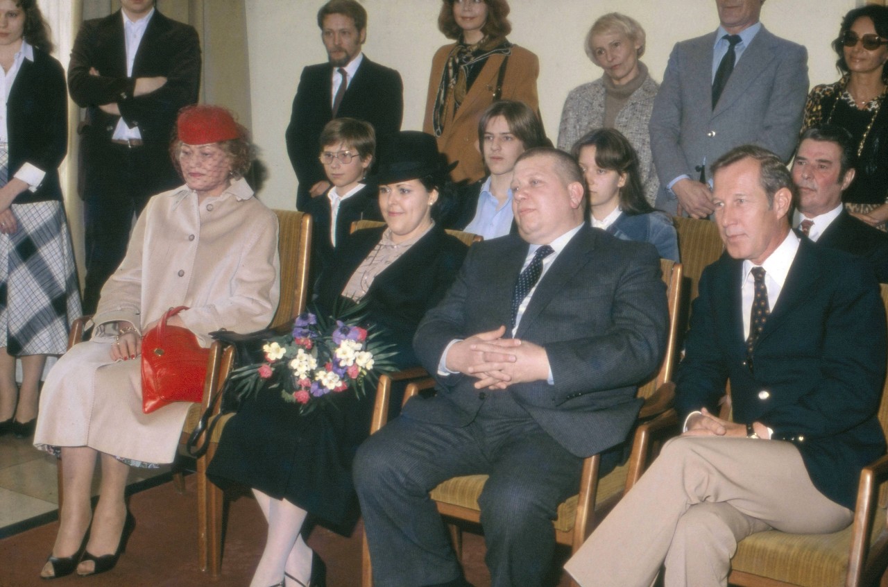 Promi-Hochzeit in den 1980er Jahren: Der Schauspieler Wilfried Blasberg (zweiter von rechts) heiratet Mechthild Prüssner (neben Blasberg). Nach der Trauung ging es mit den Gästen wie Hansjörg Felmy (rechts) in eine Kneipe.