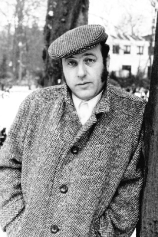 Krug im März 1978 in einem Park in Hamburg: Der Schauspieler und Sänger arbeitete auch als Schriftsteller und als Synchronsprecher.