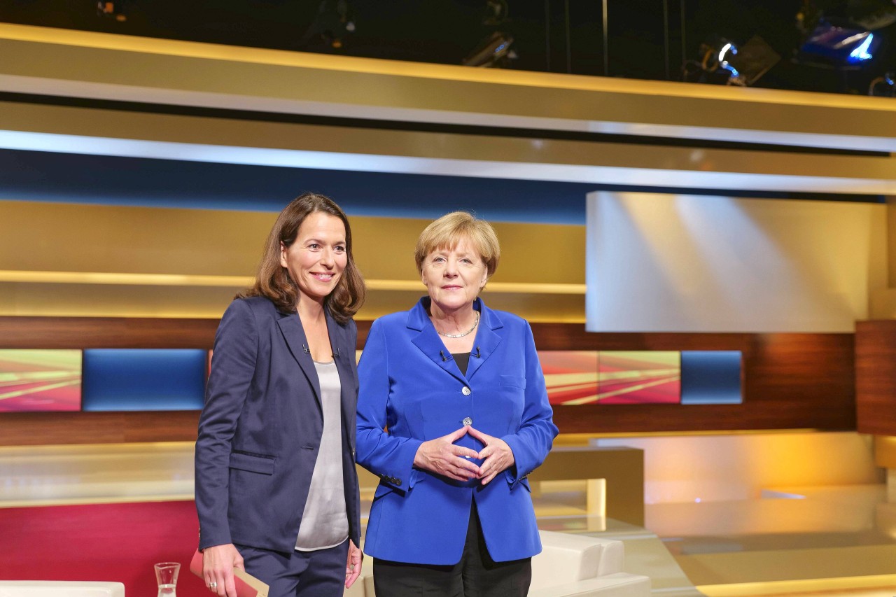 Kanzlerin in der Offensive: Angela Merkel mit Talkmasterin Anne Will, bei der sie einen Solo-Auftritt hatte. 