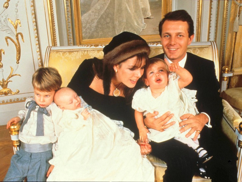 Am 3. Oktober 1990 verunglückte ihr zweiter Ehemann Stefano Casiraghi bei einem Rennbootunfall tödlich. Die drei gemeinsamen Kinder Andrea (l.), Charlotte (r.) und Pierre wurden Halbwaisen. 
