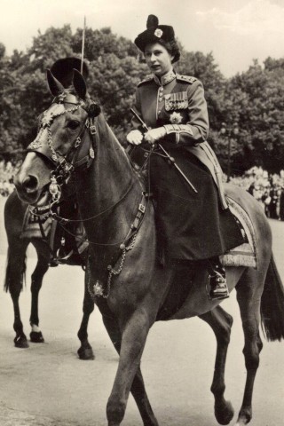 Privat interessiert sich Königin Elizabeth II. für den Reitsport. Sie besitzt und züchtet Englische Vollblüter und besucht gerne das traditionsreiche britische Pferderennen in Ascot.