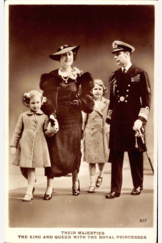 Elizabeth II. kommt am 21. April 1926 um 2.40 Uhr morgens als Prinzessin Elizabeth Alexandra Mary in London zur Welt. Bei ihrer Geburt stand Elizabeth an dritter Stelle der britischen Thronfolge. Als ihr Großvater Georg V. starb, folgte ihr Onkel als Eduard VIII. auf den Thron. Der dankte 1936 aber ab, um die geschiedene Amerikanerin Wallis Simpson zu heiraten.