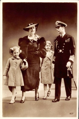 Die Geschwister Elizabeth und Margaret mit den Eltern Vater George VI und Mutter Elizabeth. 