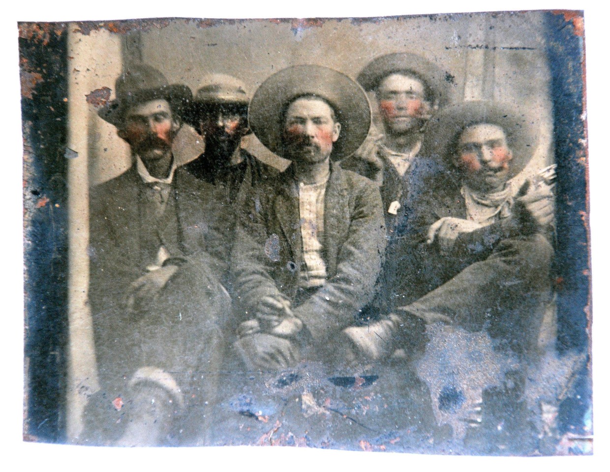 Die mehr als 130 Jahre alte Fotografie mit Billy the Kid (2.v.l.) und der Sheriff, der ihn erschoss (r.)