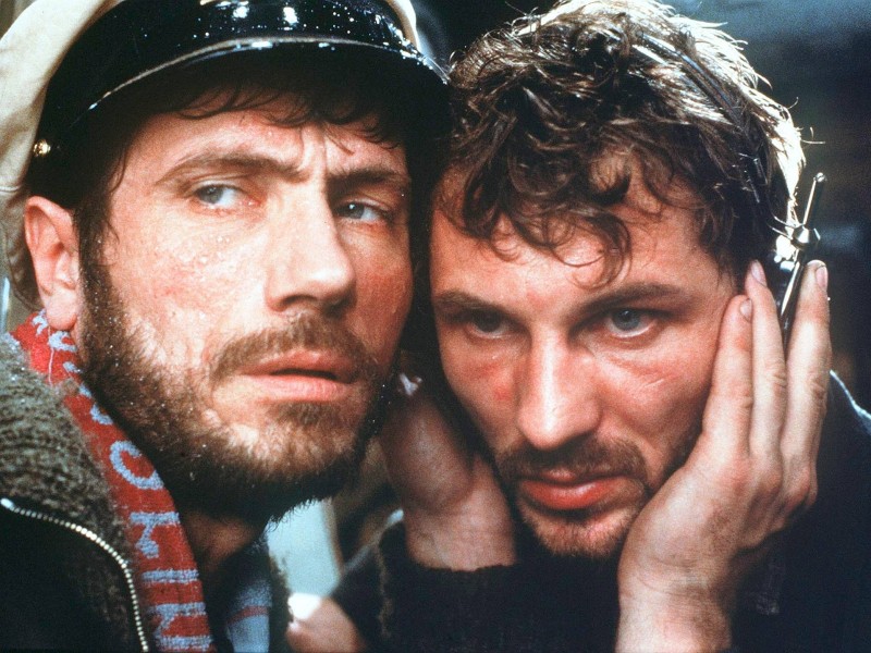 Erste Aufmerksamkeit erlangte er als Funker Hinrichs durch Wolfgang Petersens legendärem Kriegsfilm „Das Boot“ von 1981. Heinz Hoenig brillierte hier unter anderem neben Jürgen Prochnow. Am 24. September feiert der deutsche Mime seinen 65. Geburtstag.