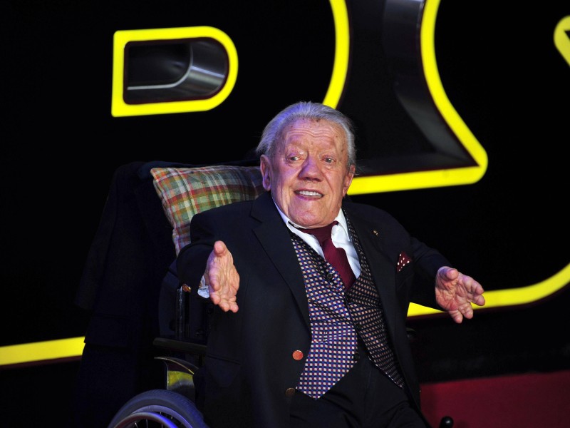 Er war R2-D2, steckte in dem kleinen Roboter von „Star Wars“: Kenny Baker starb am 13. August. Im Dezember 2015 war er in der Öffentlichkeit noch einmal bei der Europa-Premiere des jüngsten Star Wars-Teils The Force Awakens erschienen.