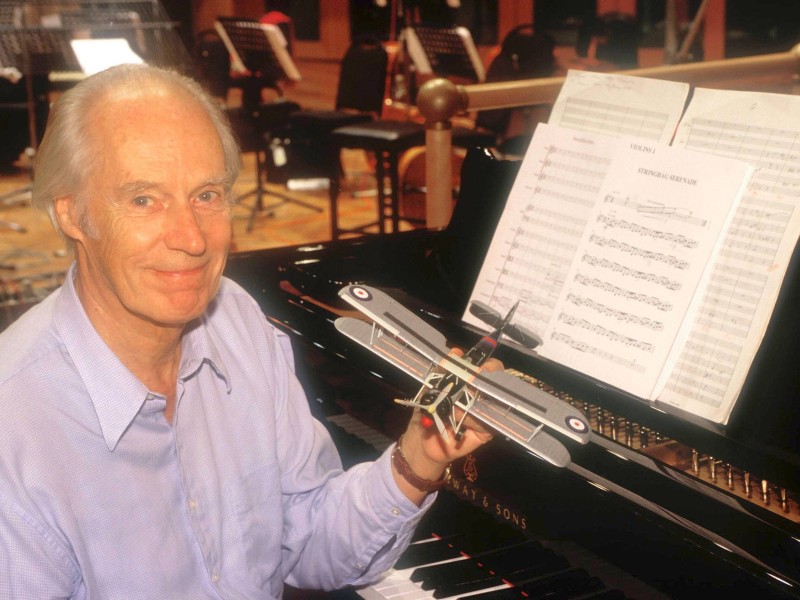 Der britische Musikproduzent Sir George Martin, genannt „Fünfter Beatle“, ist am 8. März im Alter von 90 Jahren gestorben. Er hatte 1962 erstmals Probeaufnahmen der Beatles gehört und war als Chef des Plattenlabels Parlophone maßgeblich an ihrem Aufstieg zu Weltstars beteiligt.