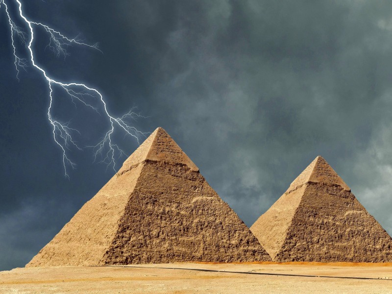 Gewaltige Bauten und Naturgewalt: Die Pyramiden von Gizeh bei einem Unwetter.