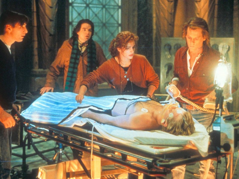 „Flatliners – Heute ist ein schöner Tag zum Sterben“ aus dem Jahr 1990. Der Nahtod-Thriller war mit Julia Roberts, Kevin Bacon (r.) und Kiefer Sutherland (liegend) als Medizinstudenten hochkarätig besetzt. 