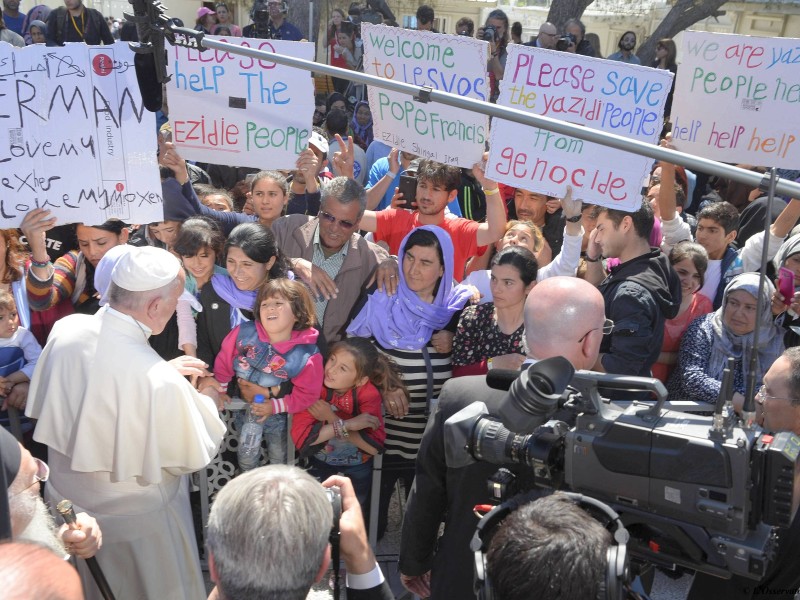 Große Aufmerksamkeit erregte der Besuch des Papstes im April 2016 auf der griechischen Insel Lesbos. Dort waren Tausende Flüchtlinge gestrandet. Viele von ihnen begrüßten den Pontifex. Am Ende nahm Franziskus zwölf Flüchtlinge mit nach Rom. 