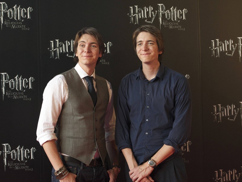 Wer ist denn nun wer? James (l.) und Oliver Phelps kennt man aus den „Harry Potter“- Filmen. Dort verkörperten sie Fred und George Weasley, die älteren Geschwister von Harrys bestem Freund Ron.