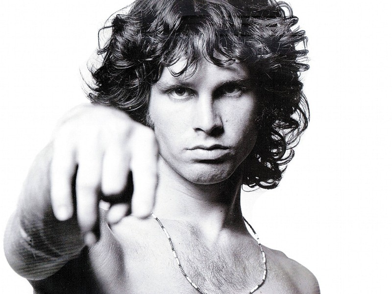 Auf den Tag zwei Jahre nach Brian Jones wurde The-Doors-Sänger Jim Morrison tot im Bad einer Wohnung in Paris gefunden. Er starb 27-jährig am 3. Juli 1971. Die Todesursache wurde nie ganz geklärt, aber der exzessive Drogenkonsum dürfte der Hauptgrund sein. Bei ihm war zum Zeitpunkt des Todes seine Freundin Pamela Courson, die drei Jahre später selbst an einer Überdosis starb – mit 27. 