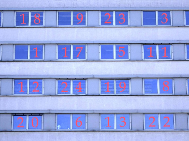 Eher karg wirkt dagegen dieses Haus mit seinen zum Weihnachtskalender umdekorierten 24 Fenstern.