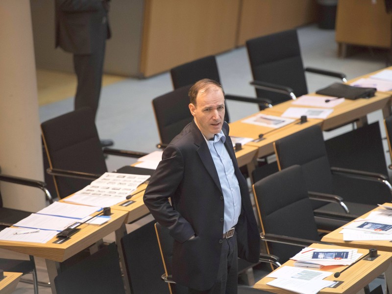 Der Physiker und Mathematiker Gottfried Curio wettert im Berliner Abgeordnetenhaus immer wieder gegen Flüchtlinge („Ströme von Migrantenmassen“) und den Islam („Nicht mit dem Grundgesetz vereinbar“). Er spricht von einer „gefühlten Entheimatung der Deutschen“ und warnt vor einer „feindlichen Übernahme“ durch den „Geburten-Dschihad“. Curio sorgte im Landesparlament mit der Forderung für Heiterkeit, das ZDF möge in den „heute“-Nachrichten wieder eine Deutschland-Karte einblenden.