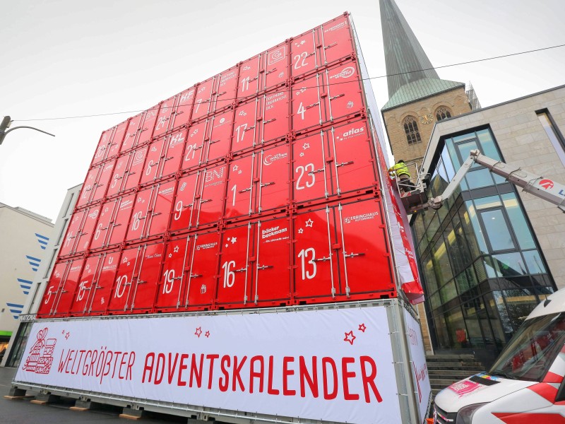 Noch ein vorgebliches Superlativ: Im Jahr 2016 war dies der weltgrößte freistehende Adventskalender – gebaut aus 30 Schiffscontainern. Der 15 x 13 Meter große und 64 Tonnen schwere Klotz wurde in Dortmund vor der Petrikirche aufgestellt.
