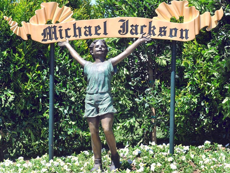 Zwei solcher Schilder markierten damals den Haupteingang zur Ranch, die Michael Jackson 1988 gekauft hatte.