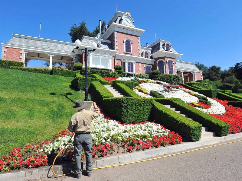 Das vielleicht berühmteste „Neverland“-Motiv: Die Miniaturversion des Bahnhofs aus Disneyland. Das Gebäude ist im Kaufpreis von umgerechnet knapp 63,5 Millionen Euro enthalten – samt Schienennetz.