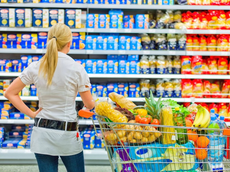 Produzenten beliefern Supermärkte nicht nur mit ihren Premium-Produkten. Auch No-Name-Produkte kommen von Storck, Müller Milch und Co. Das Portal 