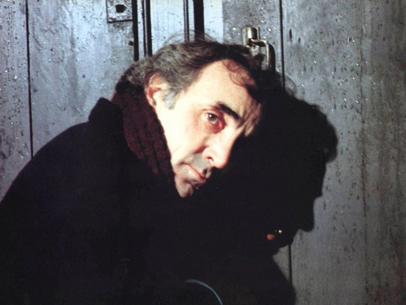 Auch fürs Kino wurde Aznavour entdeckt. François Truffaut, Claude Chabrol oder Volker Schlöndorff stellten ihn mit seinem markanten Gesicht vor die Kamera. Diese Aufnahme stammt aus dem französischen Spielfilm „Die Fantome des Hutmachers“ (1982) von Chabrol.