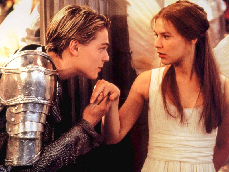 „William Shakespeares Romeo + Julia“ (1996): Wie in Shakespeares Drama werden die Dialoge von den Hauptdarstellern DiCaprio und Claire Danes in Versen gesprochen.