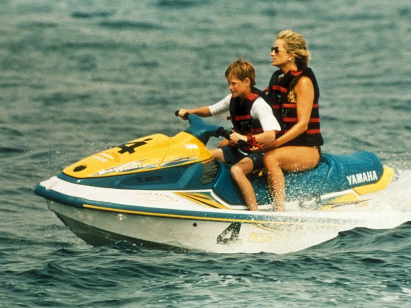 Im Sommer 1997 verbringt Prinzessin Diana den letzten gemeinsamen Urlaub mit ihren Söhnen in St. Tropez, Harry darf trotz seines jungen Alters bereits an das Steuer des Jetski.