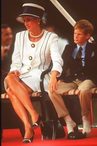 Doch auch der kleine Prinz bleibt von den vielen offiziellen Anlässen nicht verschont. Seine Mutter legt ihm beruhigend die Hand auf das Knie; das Protokoll ist nicht einfach auszuhalten für einen Elfjährigen.