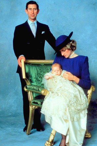 Am 15. September 1984 kommt Prinz Harry zur Welt, stolz präsentieren seine Eltern Prinz Charles und Prinzessin Diana ihn beim ersten offiziellen Fotoshooting der Weltöffentlichkeit. Fotos aus seinem Leben. 